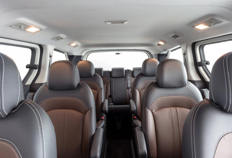 9个座位分成4排，最后一排空间也相当充足。