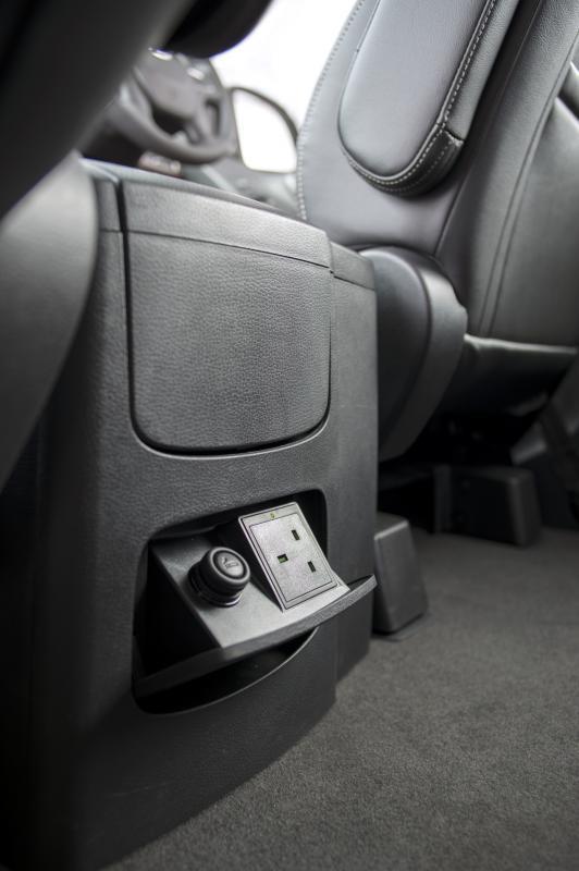 车子后排座位设有三插座电插口。