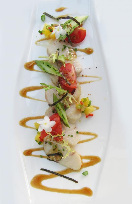 鲜甜的新式鰤鱼生鱼片沙拉配蒲烧酱。