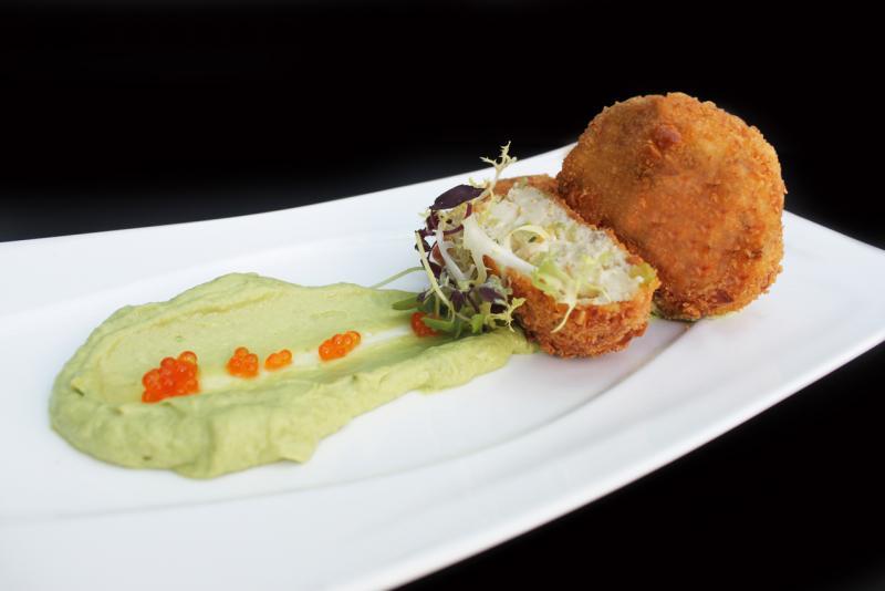 香脆的夏威夷果海鲜饼配鳄梨奶油。