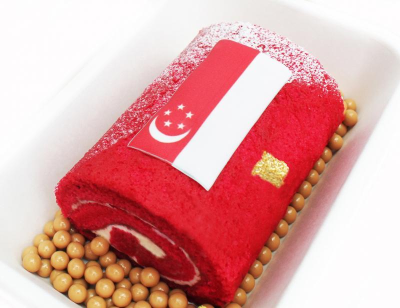 草莓果酱与香草尚蒂伊奶油瑞士卷口感松软。