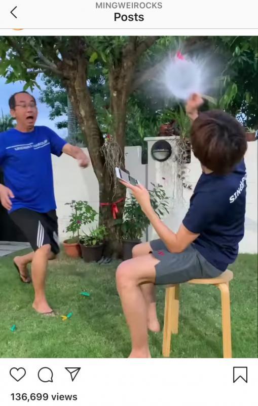 这个爸爸黄武彦（左）向儿子黄名纬抛水弹的抖音视频，是爸爸的“处女作”，之后儿子的抖音粉丝狂飙百万。