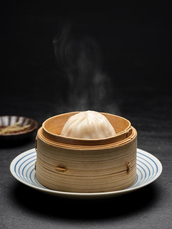 蟹肉小笼包皮薄馅多汁满。