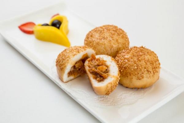 以传统生焖法烹制的辣椒螃蟹配馒头。