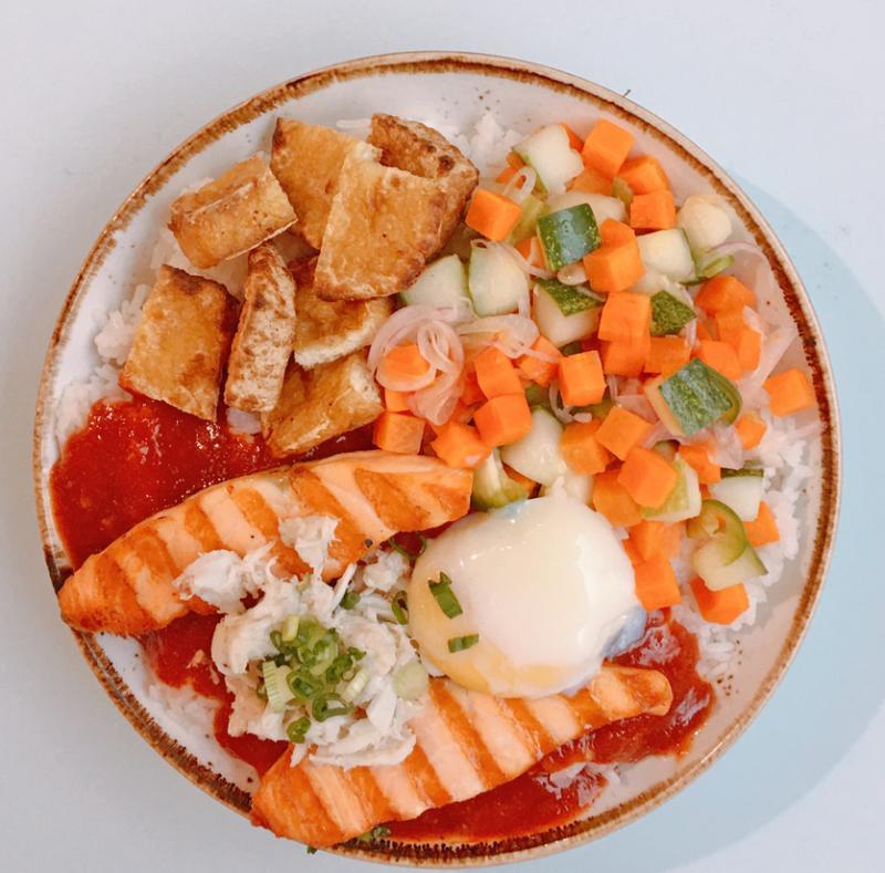 辣椒螃蟹三文鱼拌饭主打主厨特制的辣椒螃蟹酱汁与挪威三文鱼。