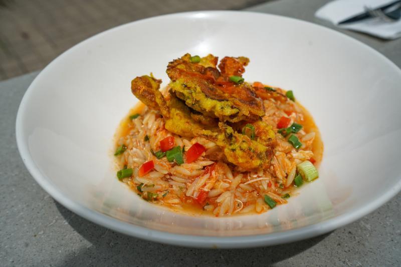 带有地中海特色与本地风味的香脆软壳蟹Orzo意面。