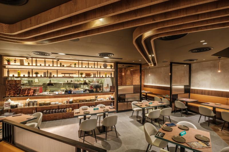 餐馆装潢舒适,厨房走开放式设计。