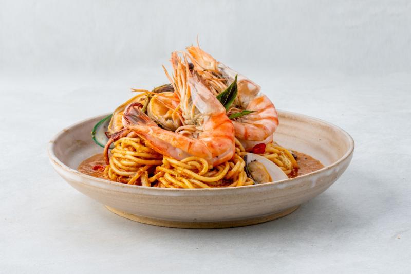 带有新加坡风味的叻沙海鲜意大利面。