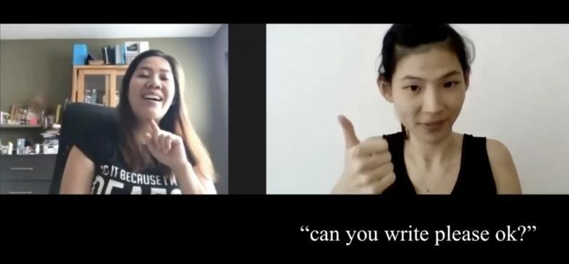 梁惠姗(左)采访聋人妈妈,视频全程用手语呈现。(受访者提供)