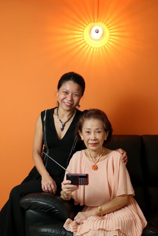 “耳福”慈善企划负责人杨晓芸(左)观察到,比起用手机上网,母亲严秀珠更喜欢收听广播节目。