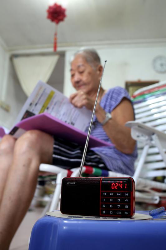 梁群英透过SSVP收到“耳福”准备的MP3播放机后,每天都会开着,有助排解烦闷、无聊。