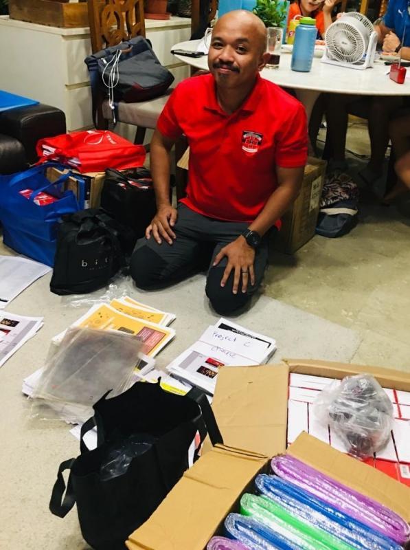 HPHP创办人Nafiz Kamarudin除了分发MP3播放机,还帮杨晓芸整理文件夹。(杨晓芸提供)