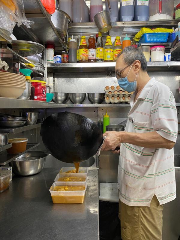 经营煮炒摊的杨时福加入BySGForSG送餐平台后,生意有了改善。