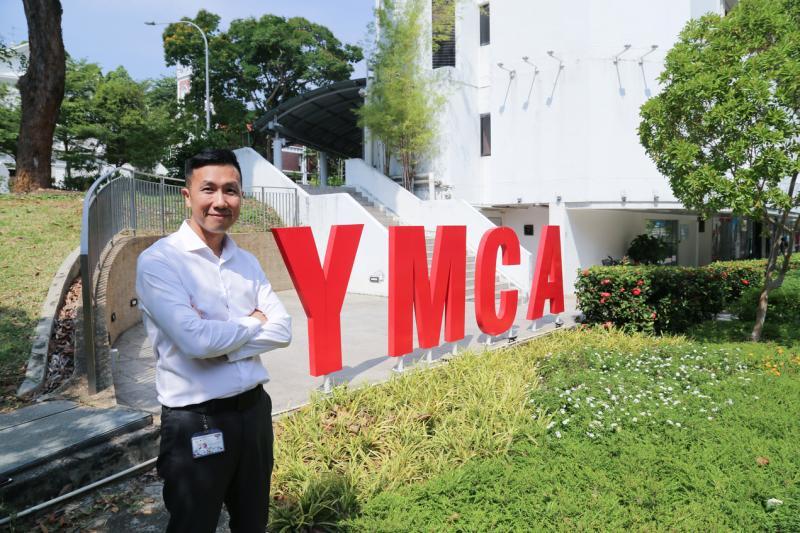 新加坡基督青少年会总裁罗明佑呼吁新加坡人各尽所能,向有需要的人伸出援手,使国人在这次疫情中变得更强大。