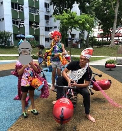 Farez Najid(右)是“我们出去玩吧”活动的引导人,会根据孩子的反应设计适当创意活动。