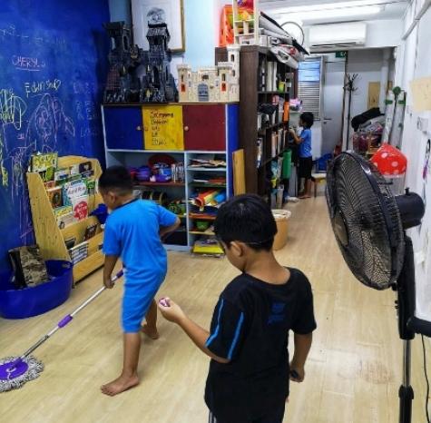 小朋友除了放学后在3P Community Arts Lab参与美术活动,还会主动打扫干净。(叁南瓜提供)