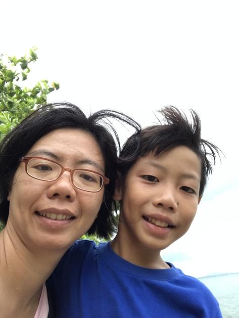 李慧丽(左)和儿子黄纬喆一起到大自然里活动,除了认识到保护环境的重要性,也促进亲子关系。(受访者提供)