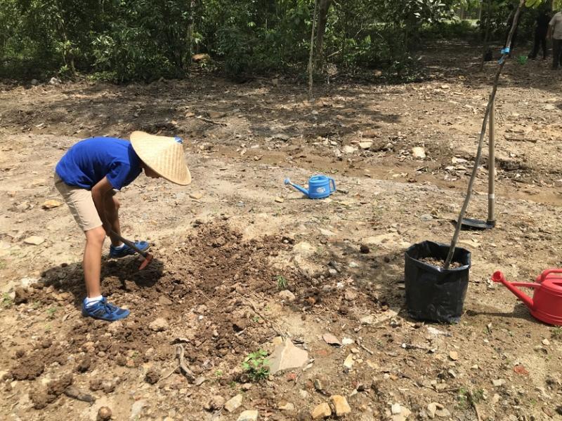 黄纬喆参与Cicada Tree Eco-Place的活动,到乌敏岛种树投入大自然里。(受访者提供)