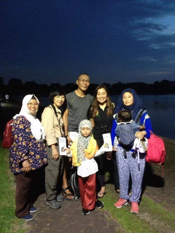 拉迪亚(右一)认为,人类对环境的破坏是个棘手的问题,她鼓励家长多带孩子到绿意中认识大自然。(受访者提供)