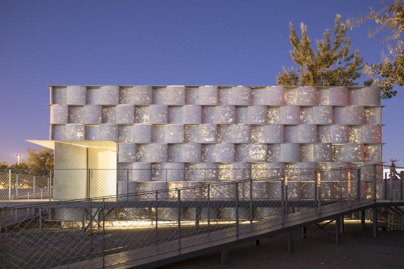 张永和作品,实验住宅“砼器”,用北京四合院的理念,以中庭的形式把自然光和绿意引入房子核心。(田方方摄)