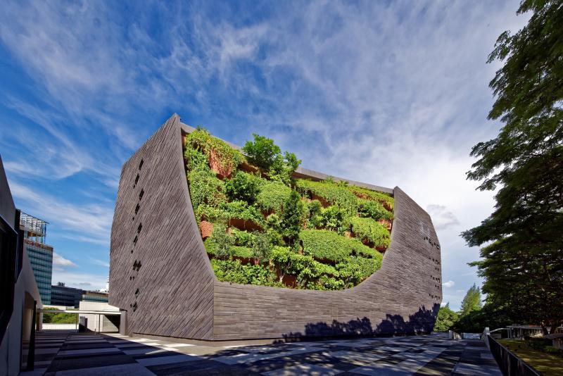 莫玮玮以功能需求来塑造国大李光前自然历史博物馆的“爆破”外形。(Zi Tong摄)