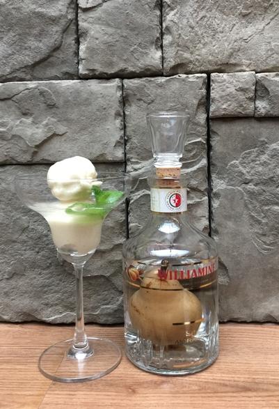 梨冰糕配瑞士梨白兰地Williamine,富有果香。(黄靖晶摄)