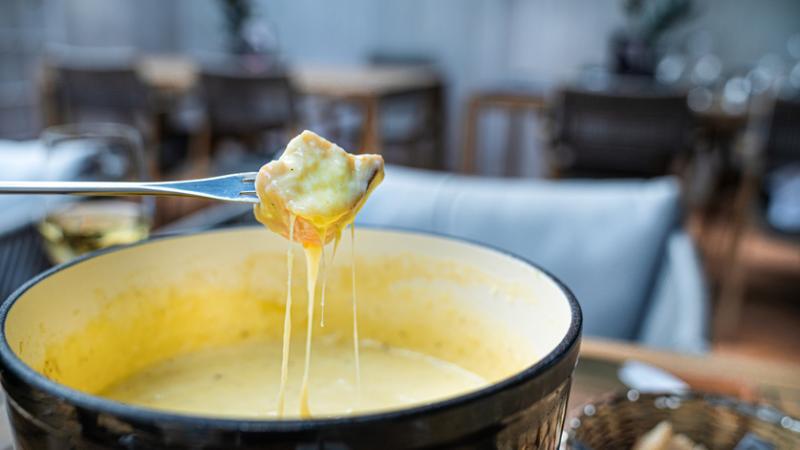 瑞士芝士火锅可搭面包块和小马铃薯吃。