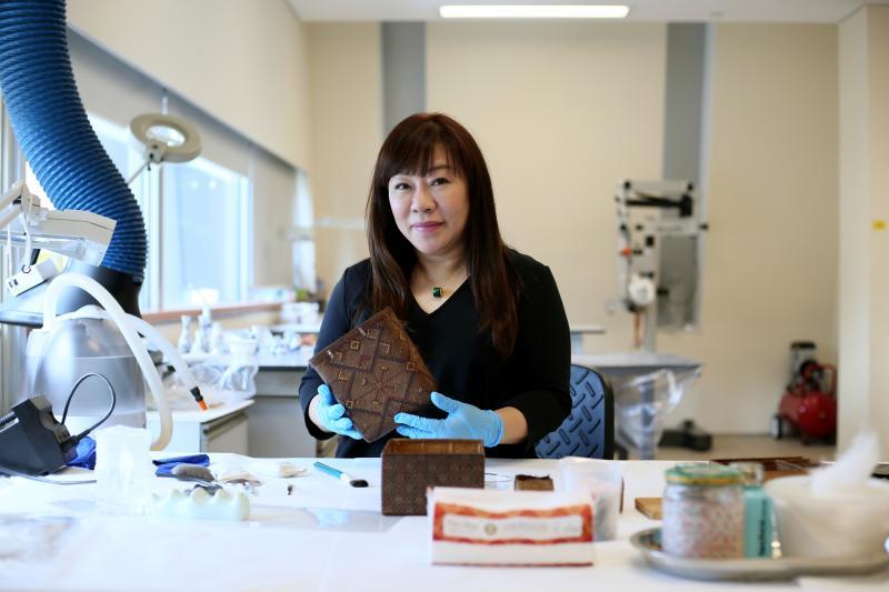 每一件文物都由几种材质组成,每次新挑战都让廖月美重新爱上这份工作,20年仍保有热忱。(龙国雄摄)