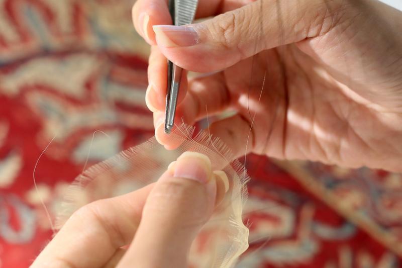 修复员充分利用材质,支撑面料可抽丝当线使用。(龙国雄摄)