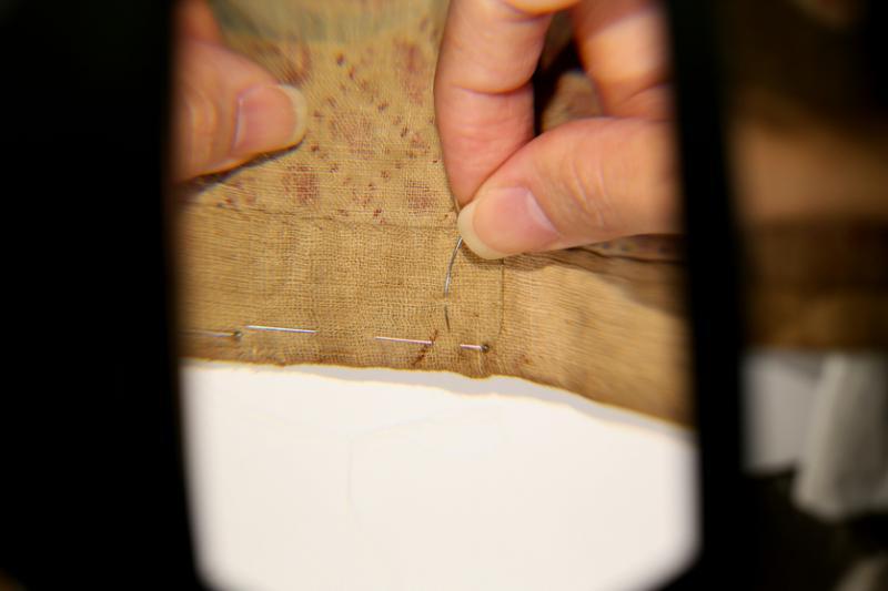 纺织品多数放在平台修复,所以得用医疗手术的弯针来缝补。(龙国雄摄)