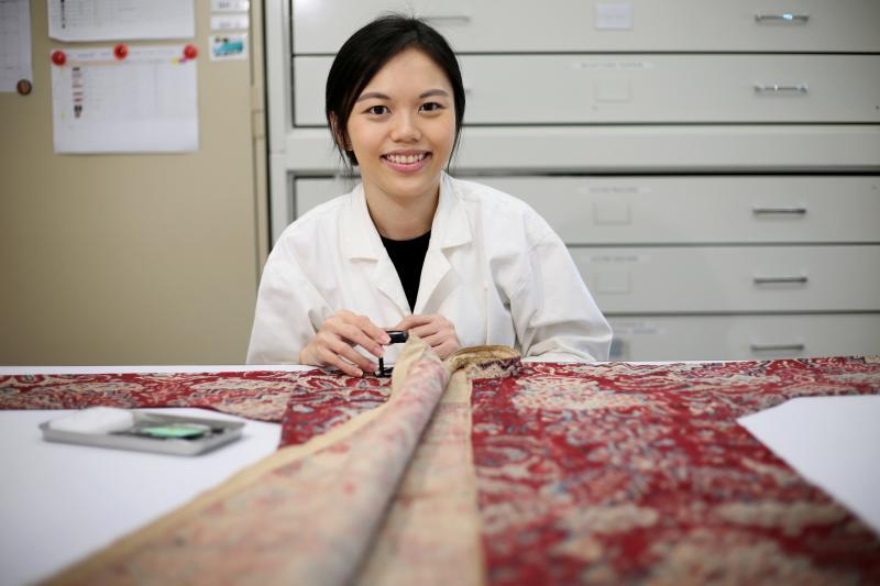 卓诗雅修复纺织品文物时,想到曾经的主人和其后人应该会心怀感激,就感到很满足。(龙国雄摄)