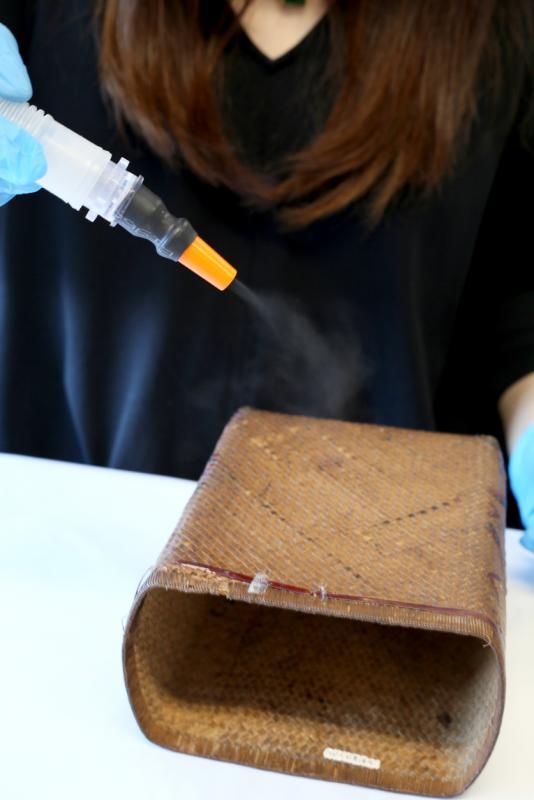 修复员用超声波加湿器清洁来自印尼东加里曼丹的槟榔盒。(龙国雄摄)