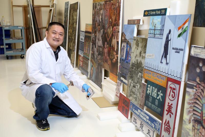 画作部门的文物可以是画在帆布、纸板或木板,甚至是金属和玻璃上,为李志春开拓另一片学习天地。(梁麒麟摄)