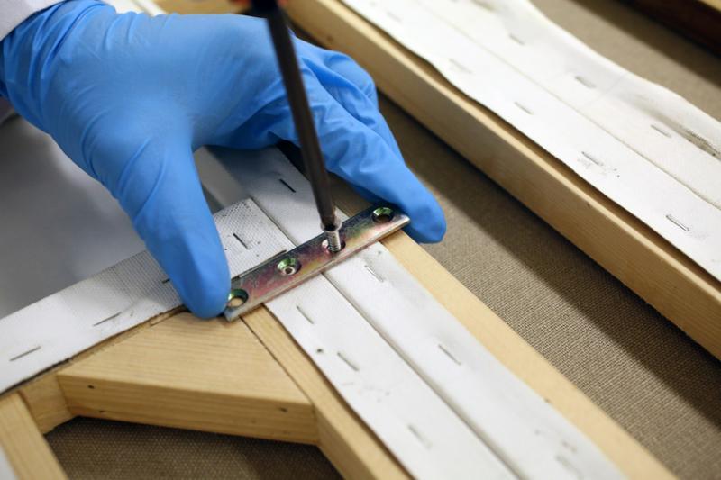 李志春正进行的一个项目,是把132幅展现小印度风貌的画作拼凑在一起。(梁麒麟摄)