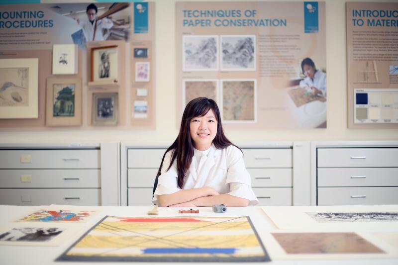 许珍琪喜欢解读纸质文物背后的故事,从坏损情况看出主人是怎么收藏和处理,然后推敲主人的经历。(龙国雄摄)