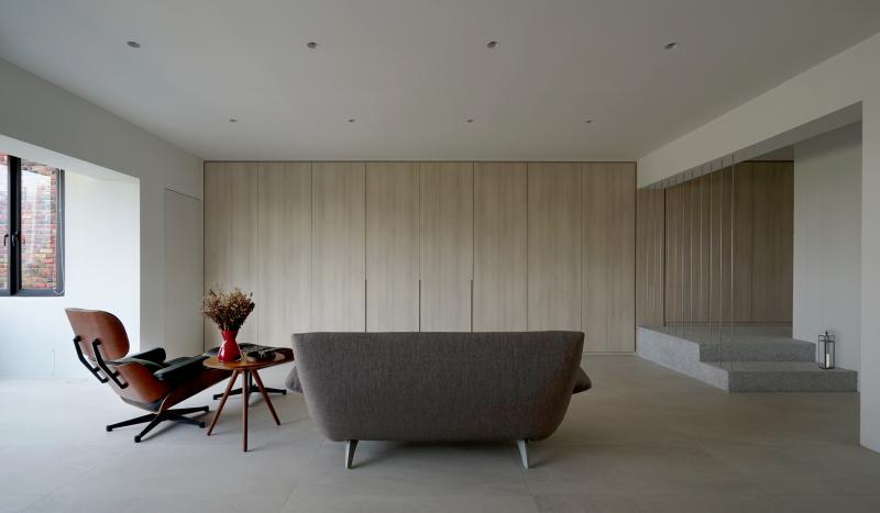 50年屋龄的老公寓,以洁净的建筑语言重新打造。