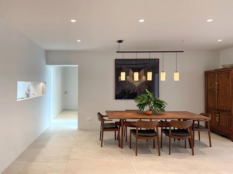 客厅和饭厅的地板铺设了大片的地砖,营造了温暖舒适兼大气的感觉。