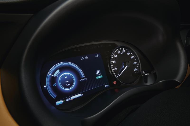 仪表盘清晰显示车子的动力状态。