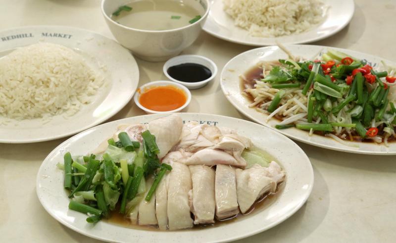 红山市场内的华记鸡饭以嫩滑鸡肉、新鲜鸡饭和淡香鸡汤,掳获食客芳心。