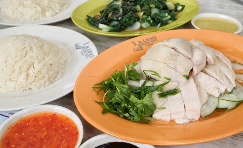 Margaret Drive驰名鸡饭延续新记鸡饭的做法和精神,肉质扎实,饭粒油香。