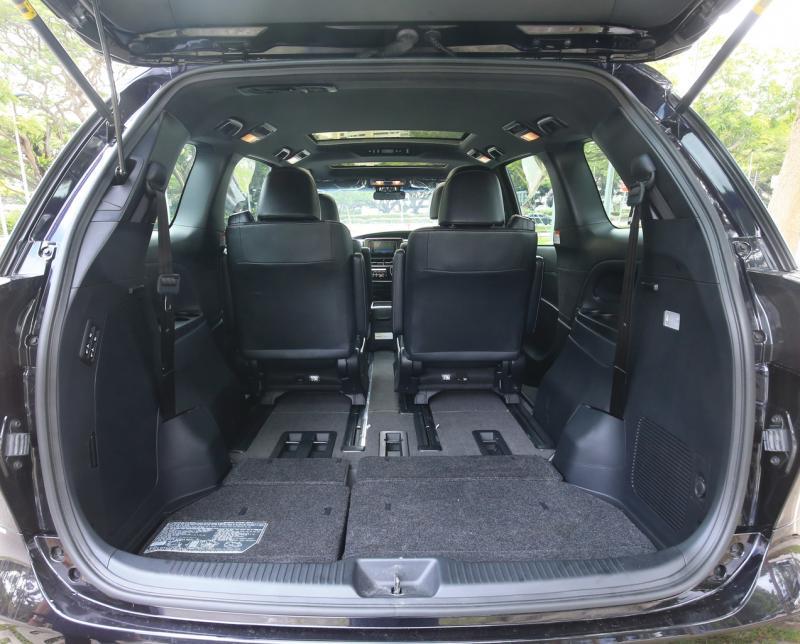 第三排座椅可以放倒,让行李厢更宽敞,载大件物品也没问题。