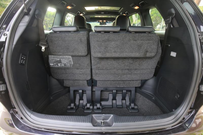 就算不放倒第三排座椅,行李厢凹槽仍然够深,要放轻便行李或单脚滑板车都行。