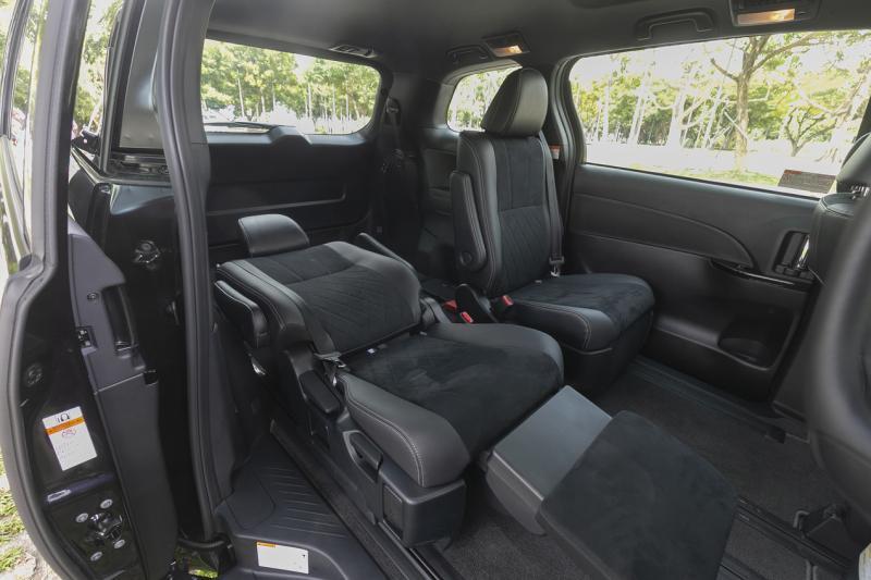 第二排“舱长座椅”可以完全放倒,腿部椅垫还可以升起,托起双腿,非常舒服。