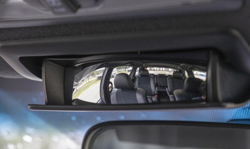 驾驶座位上方的“眼镜盒”原来是凸面镜,孩子在后座的状况一目了然。