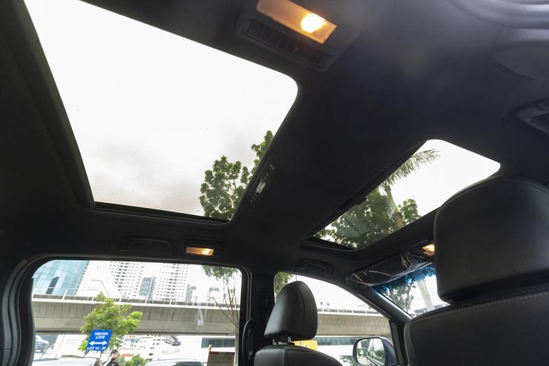 两片全景天窗让车室更明亮,提升驾驶乐趣。