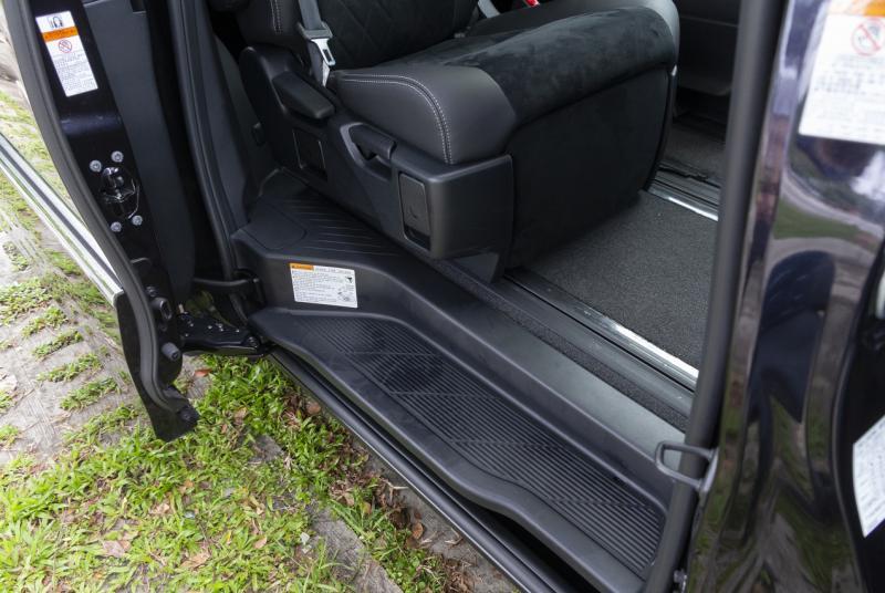 车侧踏板方便上下车。