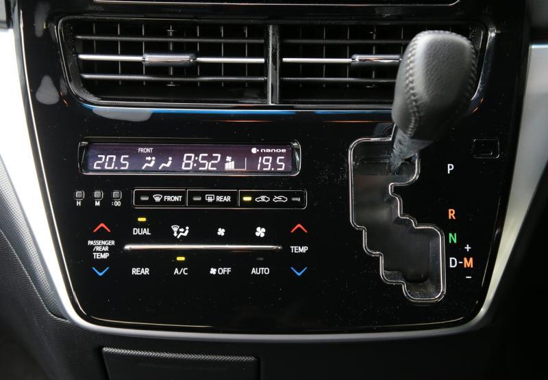 7英寸的中控娱乐触屏位于黑色钢琴饰板上,与排挡杆共享空间,极具质感。