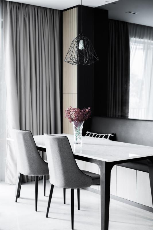 镜子为饭厅扩容。