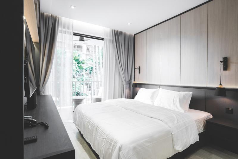 主卧室线条简单,强调功能性。