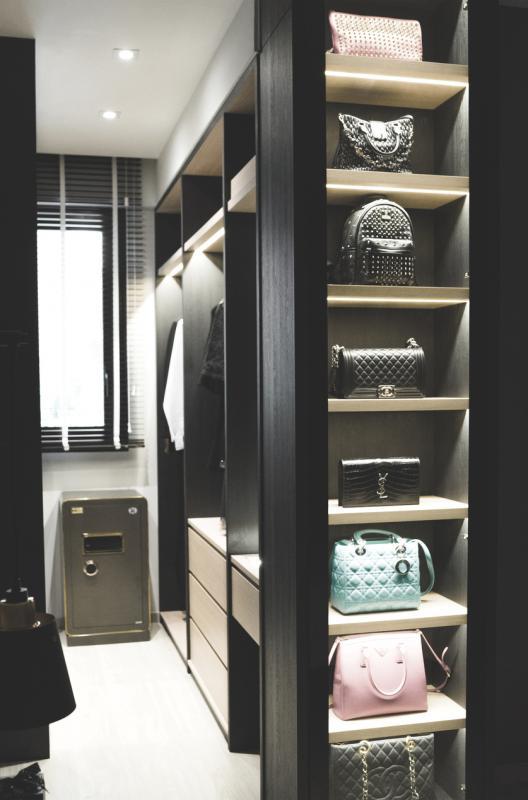 衣帽间采开放式橱柜设计。